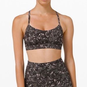 Lululemon sports bra size 4 flow y bra nulu